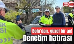 İLK KEZ DENETİME GİRDİ, HATIRA İÇİN POLİSLE FOTOĞRAF ÇEKTİRDİ