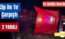 CİP İLE ÇARPIŞAN TIR, ORTA REFÜJE DEVRİLDİ: 2 YARALI