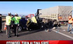 OTOMOBİL TIRIN ALTINA GİRDİ