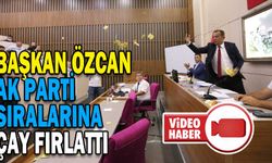 BAŞKAN ÖZCAN, BELEDİYE MECLİSİNDE AKP'Lİ ÜYELERE ÇAY FIRLATTI