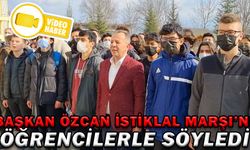 BAŞKAN ÖZCAN İSTİKLAL MARŞI’NI ÖĞRENCİLERLE SÖYLEDİ