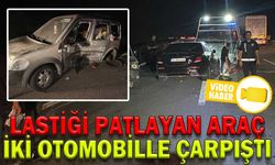 LASTİĞİ PATLAYAN ARAÇ İKİ OTOMOBİLLE ÇARPIŞTI