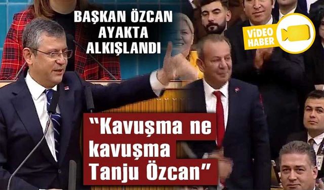 ÖZGÜR ÖZEL, GRUP TOPLANTISINDA TANJU ÖZCAN’I SELAMLADI