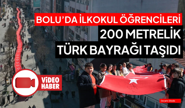 Bolu'da öğrenciler 200 metrelik Türk bayrağıyla caddede yürüdü